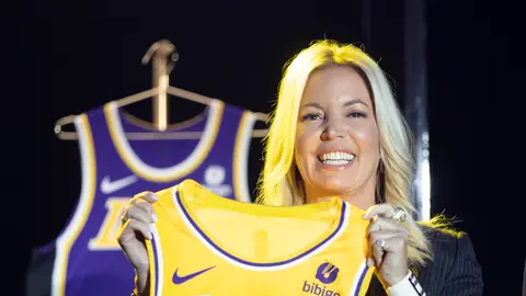 Jeanie Buss seguirá como gobernadora de los Lakers Jeanie Buss seguirá como gobernadora de los Lakers