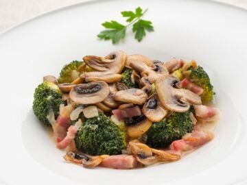 Brócoli con champiñones y panceta