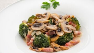 Brócoli con champiñones y panceta