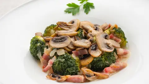 Brócoli con champiñones y panceta Brócoli con champiñones y panceta