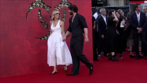 Aaron Taylor-Johnson y su mujer Sam Taylor-Johnson en la alfombra roja de la premiere de 28 años después, en Londres Aaron Taylor-Johnson y su mujer Sam Taylor-Johnson en la alfombra roja de la premiere de 28 años después, en Londres