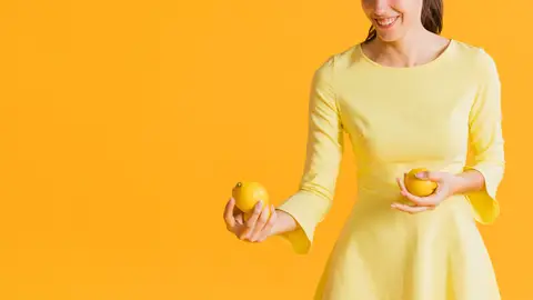 Mujer con vestido color amarillo limón Mujer con vestido color amarillo limón
