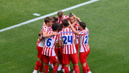 Barrios celebra con sus compa&ntilde;eros su gol en el Mundial de Clubes