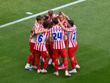 Barrios celebra con sus compañeros su gol en el Mundial de Clubes Barrios celebra con sus compañeros su gol en el Mundial de Clubes