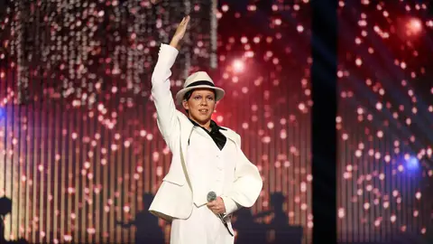 ¡Magnética! Isabel Pantoja posee a Yenesi para interpretar ‘El señorito’ ¡Magnética! Isabel Pantoja posee a Yenesi para interpretar ‘El señorito’