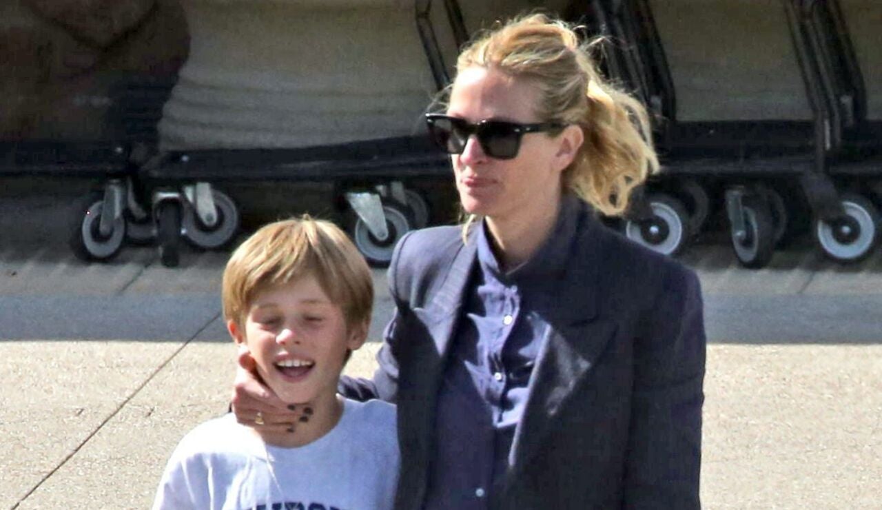 Julia Roberts con su hijo Henry paseando por Los Angeles en en 2017