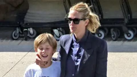 Julia Roberts con su hijo Henry paseando por Los Angeles en en 2017 Julia Roberts con su hijo Henry paseando por Los Angeles en en 2017