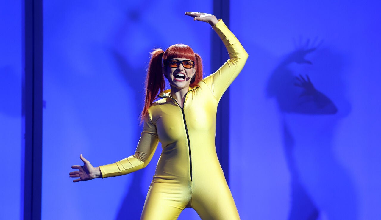 &iexcl;Con la original en plat&oacute;! Esperansa Grasia se atreve con Ku Minerva y su 'Estoy llorando por ti'