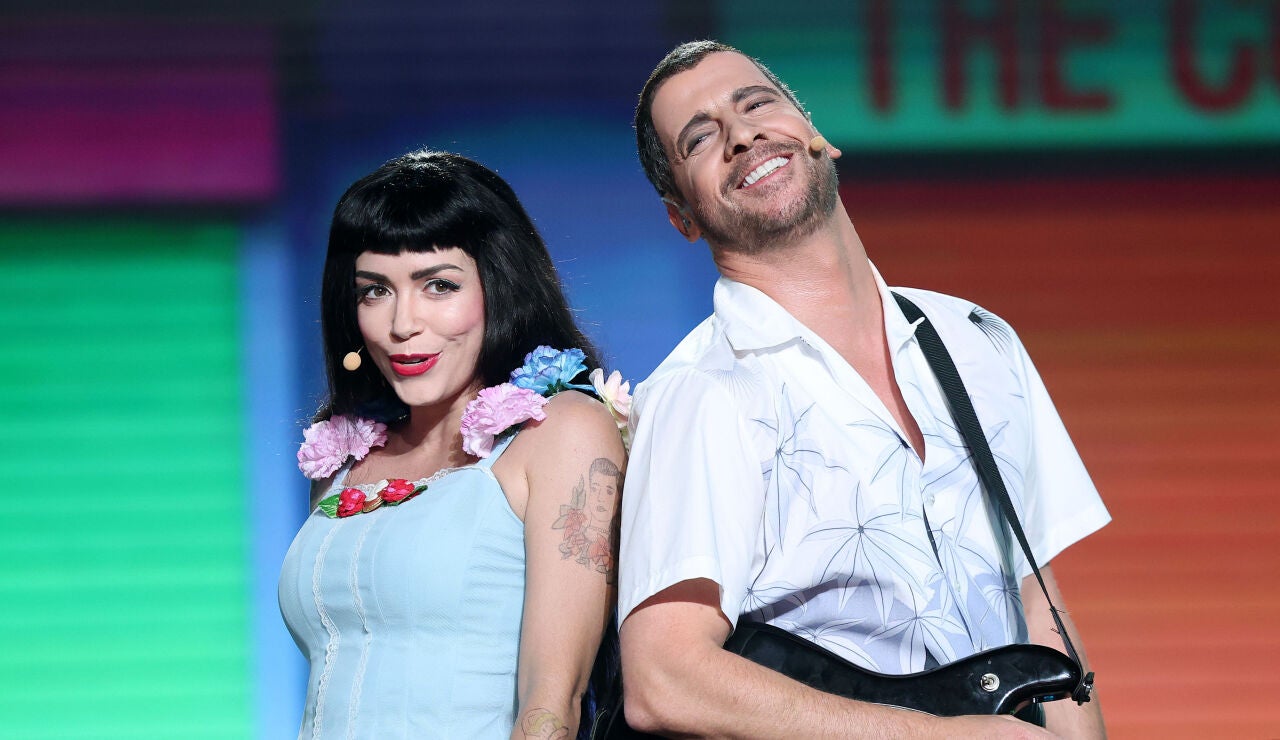 Carisma y ritmo latino: Manu Baqueiro y Carol Rovira derrochan qu&iacute;mica imitando a Juanes y Mon Laferte con 'Am&aacute;rrame' 