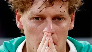 Sinner, pensativo tras caer en Roland Garros Sinner, pensativo tras caer en Roland Garros
