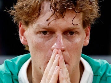 Sinner, pensativo tras caer en Roland Garros
