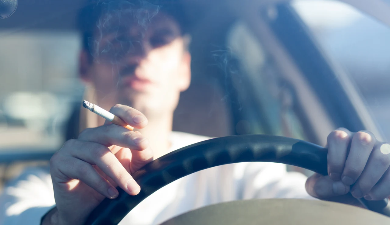 Fumando en el coche