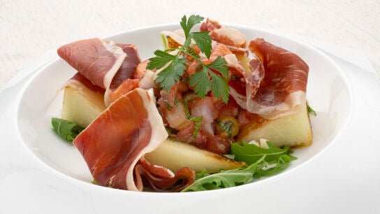 Ensalada de mel&oacute;n asado con jam&oacute;n y tomate concass&eacute;, la reinvenci&oacute;n de Joseba Argui&ntilde;ano para el verano