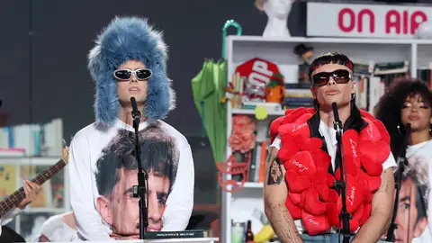 Mikel Herzog Jr. y Leo Rizzi desatan la locura en plató al ritmo de 'El único' de Ca7riel & Paco Amoroso Mikel Herzog Jr. y Leo Rizzi desatan la locura en plató al ritmo de 'El único' de Ca7riel & Paco Amoroso