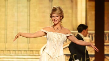 Laura Escanes nos traslada a un cuento de hadas con ‘Love Story’ de Taylor Swift