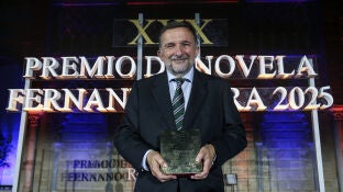 El escritor Sergio Vila-Sanju&aacute;n, galardonado con el Premio de Novela Fernando Lara por su obra 'Misterio en el Barrio G&oacute;tico' 