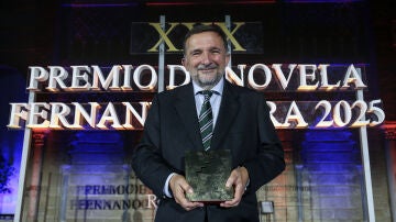 El escritor Sergio Vila-Sanjuán, galardonado con el Premio de Novela Fernando Lara por su obra 'Misterio en el Barrio Gótico' 
