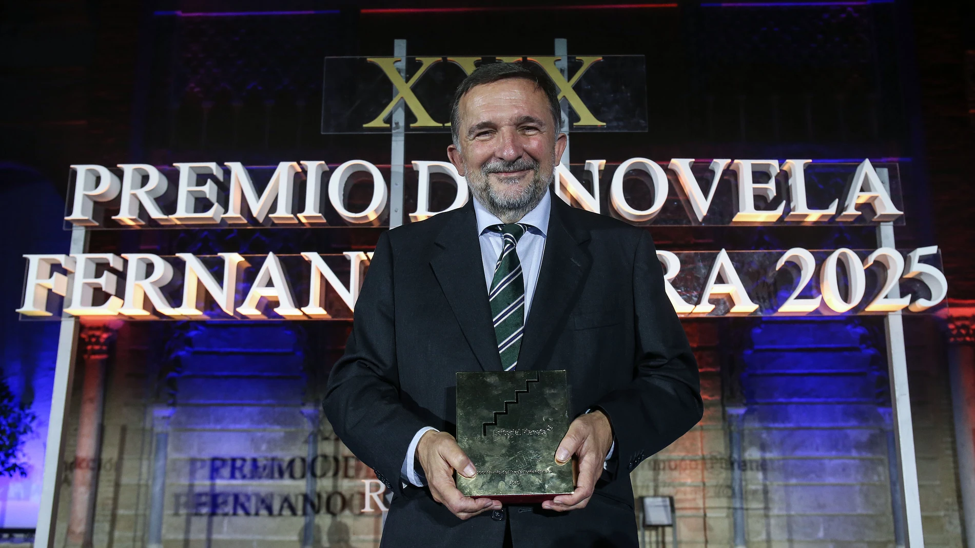 El escritor Sergio Vila-Sanjuán, galardonado con el Premio de Novela Fernando Lara por su obra 'Misterio en el Barrio Gótico' El escritor Sergio Vila-Sanjuán, galardonado con el Premio de Novela Fernando Lara por su obra 'Misterio en el Barrio Gótico'