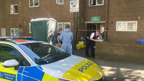 La policía Metropolitana investigando el asesinato de Jennifer Abbott, directora de cine conocida como Sarah Steinberg La policía Metropolitana investigando el asesinato de Jennifer Abbott, directora de cine conocida como Sarah Steinberg