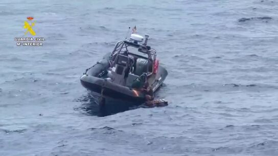 Rescatan en medio del mar a un hombre que pretend&iacute;a llegar desde Tenerife a Gran Canaria subido sobre un palet de madera