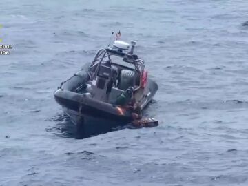Rescatan en medio del mar a un hombre que pretendía llegar desde Tenerife a Gran Canaria subido sobre un palet de madera