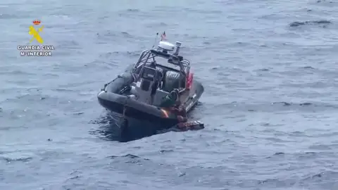 Rescatan en medio del mar a un hombre que pretendía llegar desde Tenerife a Gran Canaria subido sobre un palet de madera Rescatan en medio del mar a un hombre que pretendía llegar desde Tenerife a Gran Canaria subido sobre un palet de madera