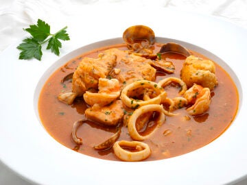 Caldereta de pescado y marisco, el plato marinero de Karlos Arquiñano que entra por los ojos