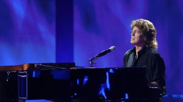 Bertín Osborne nos transporta a los ochenta con ‘Right here waiting’ de Richard Marx