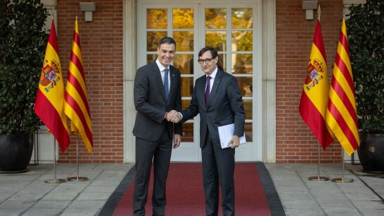 El presidente del Gobierno, Pedro S&aacute;nchez, se re&uacute;ne con el presidente de la Generalitat de Catalunya, Salvador Illa, en el Palacio de La Moncloa, a 22 de noviembre de 2024,
