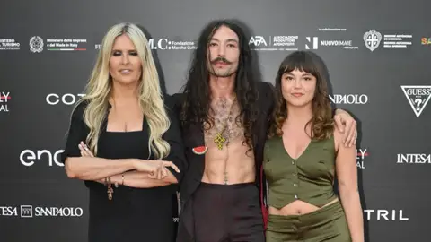 Tiziana Rocca, Ezra Miller y Milla-Alexia en la alfombra roja del Filming Italy Sardegna Festival Tiziana Rocca, Ezra Miller y Milla-Alexia en la alfombra roja del Filming Italy Sardegna Festival
