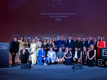 Sandra Golpe, presentadora del evento, junto a los premiados Sandra Golpe, presentadora del evento, junto a los premiados