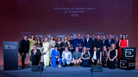 Sandra Golpe, presentadora del evento, junto a los premiados Sandra Golpe, presentadora del evento, junto a los premiados