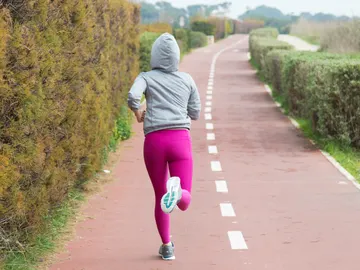 Una mujer haciendo running Una mujer haciendo running