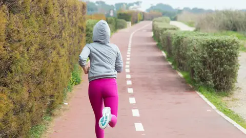 Una mujer haciendo running Una mujer haciendo running