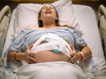 Una embarazada con los monitores en el momento del parto