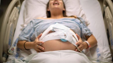 Una matrona sobre los monitores y las correas: 