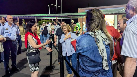Margarita Robles recibe a los primeros españoles Margarita Robles recibe a los primeros españoles