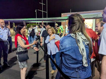 Margarita Robles recibe a los primeros españoles