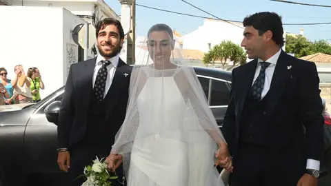 Claudia Jiménez junto a sus hermanos Claudia Jiménez junto a sus hermanos