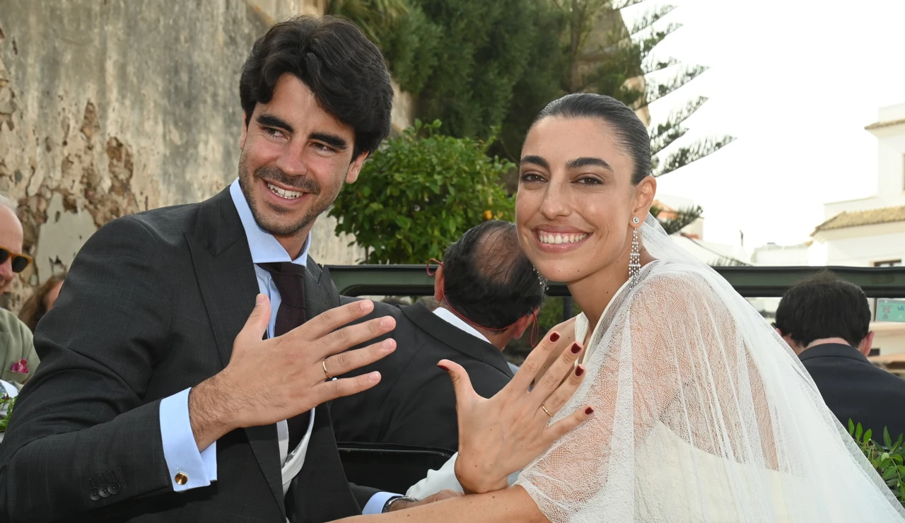 Vicente Benítez y Claudia Jiménez tras su boda