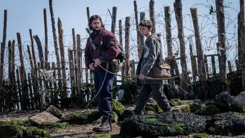 Alfie Williams y Aaron Taylor-Johnson en 28 años después Alfie Williams y Aaron Taylor-Johnson en 28 años después