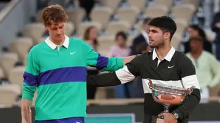 Carlos Alcaraz y Jannik Sinner tras la final de Roland Garros Carlos Alcaraz y Jannik Sinner tras la final de Roland Garros