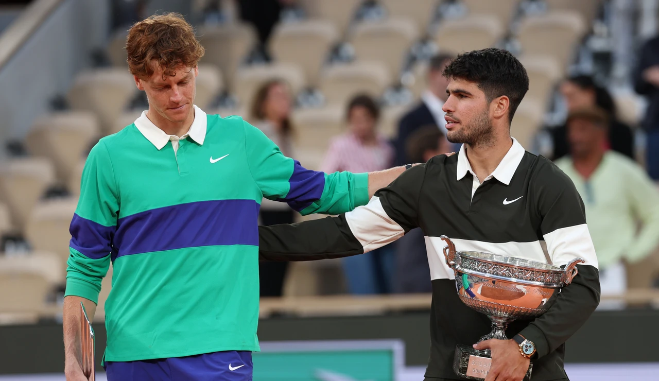 Carlos Alcaraz y Jannik Sinner tras la final de Roland Garros