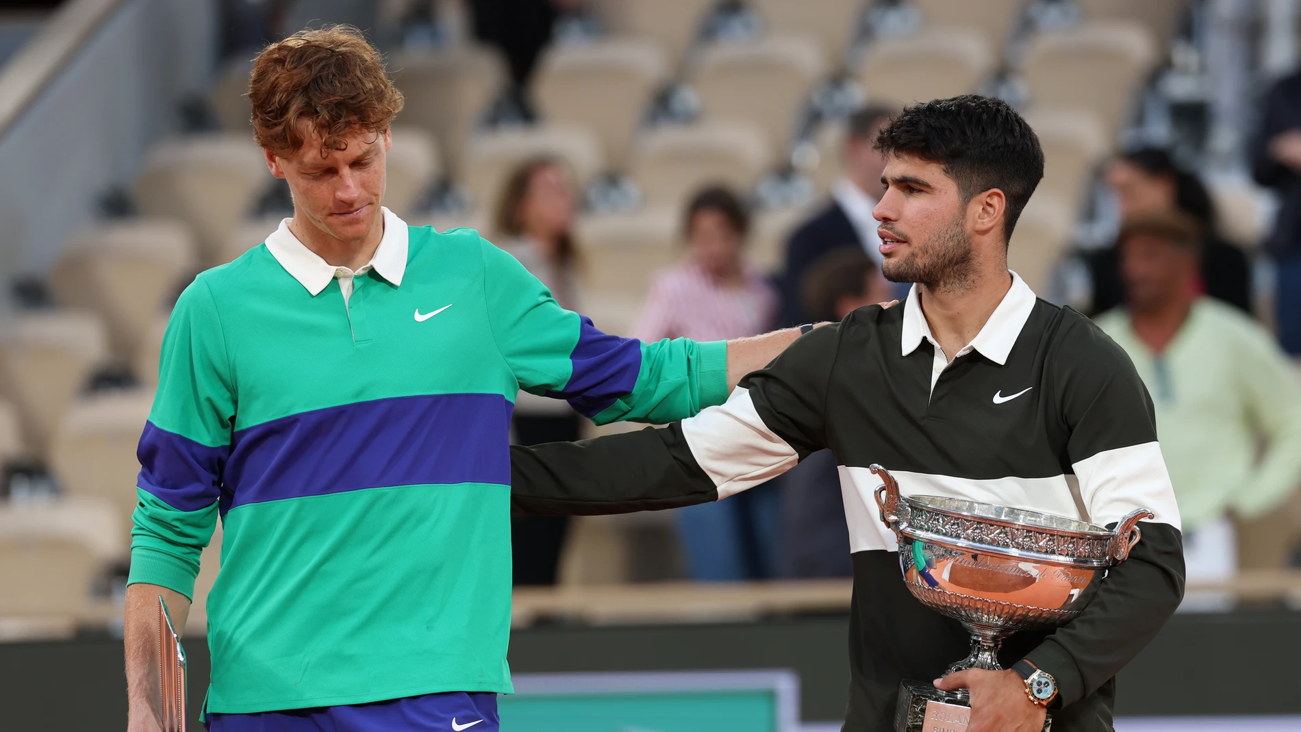 Carlos Alcaraz y Jannik Sinner tras la final de Roland Garros Carlos Alcaraz y Jannik Sinner tras la final de Roland Garros