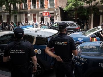 Policía Nacional frente a la sede del PSOE en Ferraz