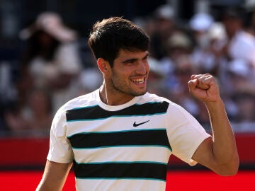 Carlos Alcaraz celebra un punto en las semifinales de Queen's