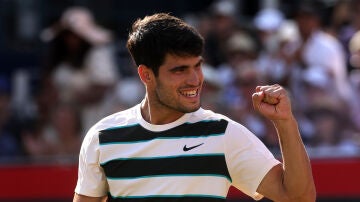 Carlos Alcaraz celebra un punto en las semifinales de Queen's