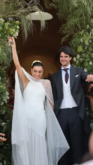 Claudia Jiménez y Vicente Benítez saliendo de la iglesia Claudia Jiménez y Vicente Benítez saliendo de la iglesia