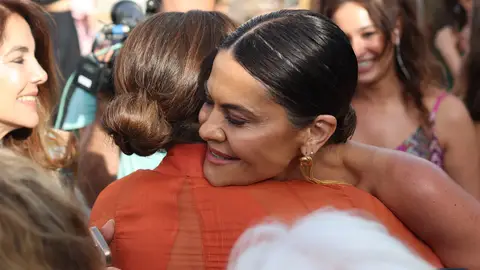 El abrazo entre Raquel Revuelta y María José Suárez El abrazo entre Raquel Revuelta y María José Suárez