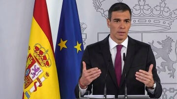 Captura de video de la declaración institucional del presidente del Gobierno, Pedro Sánchez, este domingo en el Complejo de La Moncloa